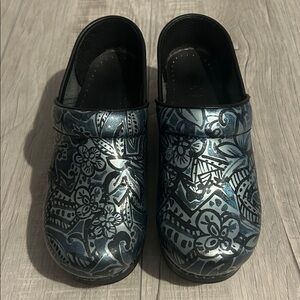 Dansko Denim Floral Patent Clogs Sz 37